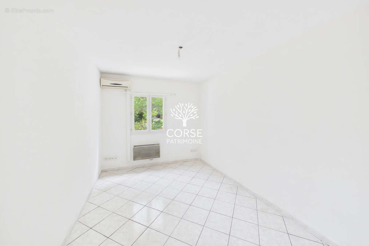 Maison avec appartement indépendant sur terrain piscinable et constructible - photo 11