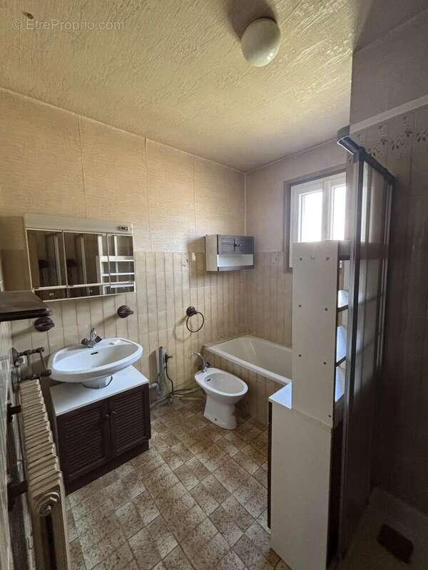 Maison de plain pied avec sous sol semi enterré - photo 8