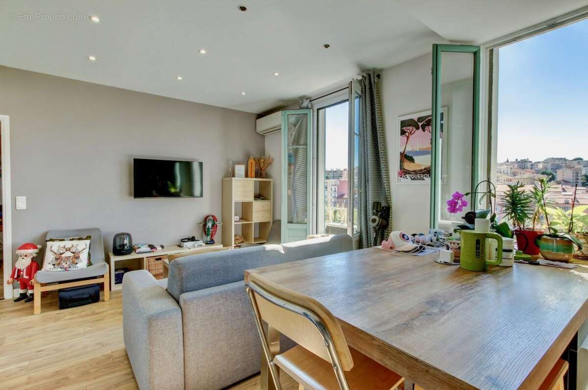 Ravissant 2 pièces rénové en cinquième et dernier étage avec ascenseur, vue dégagée! - photo 5