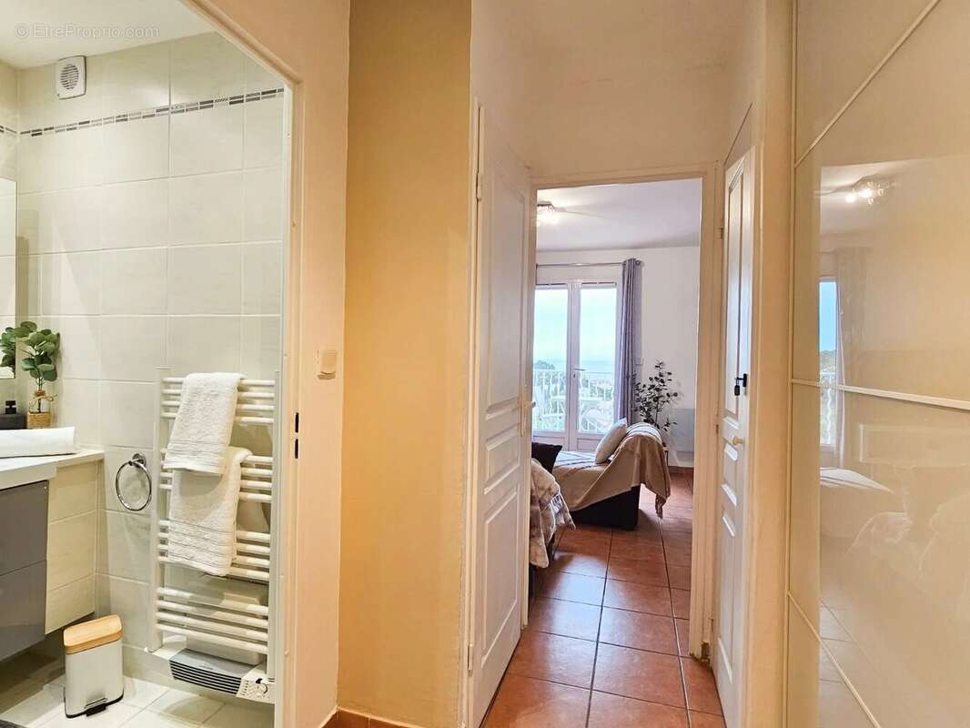 Appartement à ROQUEBRUNE-SUR-ARGENS