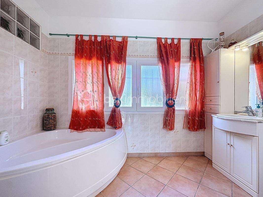 Maison 5 pièces de 134m2 avec piscine et atelier - photo 8