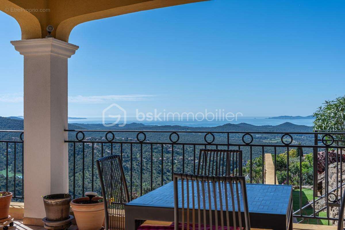 Côte d'azur - Propriété de prestige 230 m² avec piscine à débordement et panorama sur les Îles d'Or - photo 4