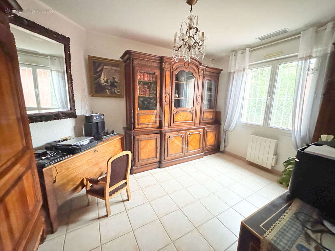 THUIR : Maison  5 pièces 116 m² PLAIN PIED -TERRAIN DE 851 m² à deux pas du centre Ville ! - photo 17