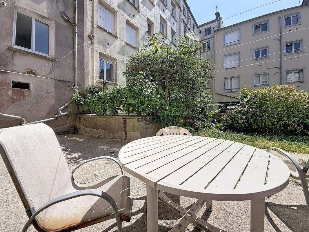 BREST HYPER-CENTRE – Appartement de caractère de 92 m² avec caves et jardin partagé - photo 14
