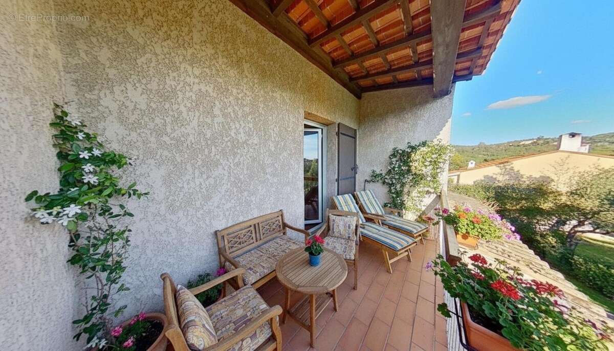 Photo 3 - Appartement à ROQUEBRUNE-SUR-ARGENS