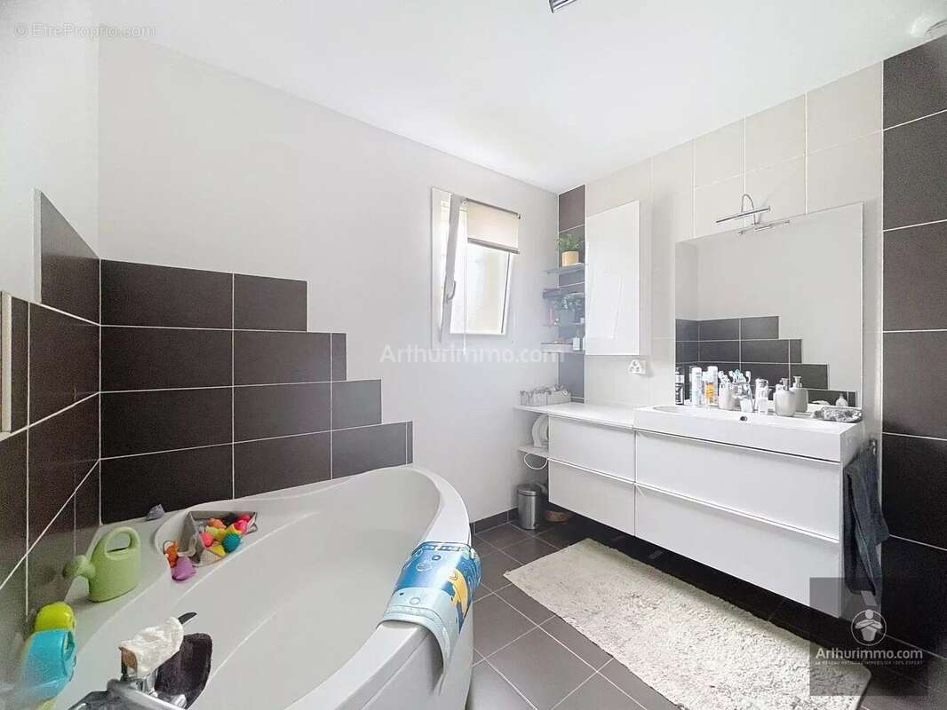 Maison à COMMELLE-VERNAY