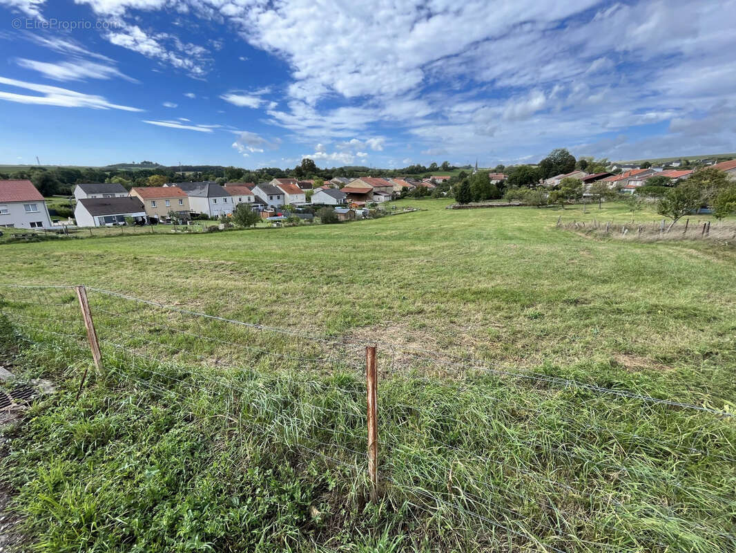 Terrain à SERVIGNY-LES-RAVILLE