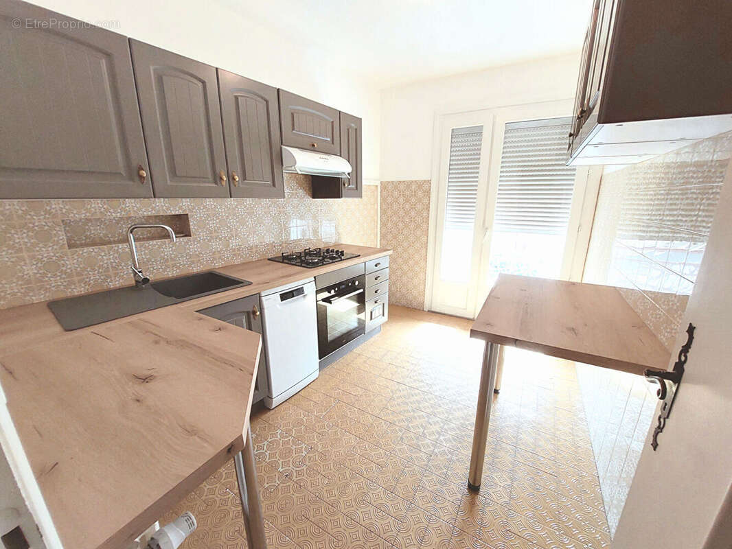 Immeuble Local commercial + appartement T5 rénové - photo 3