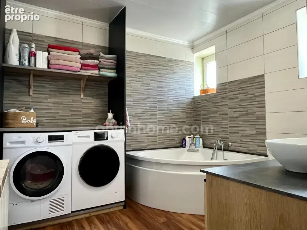 Maison familiale : 5 chambres, près de 80 m² de pièce de vie, une terrasse de 60 m² et un jardin de plus de 975 m² à Moulins-Sai - photo 8