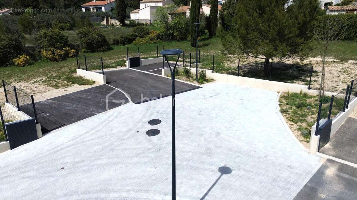 A vendre terrain constructible et viabilisé de 500 m2  , au pied du Luberon , très au calme , sur Mérindol - photo 5