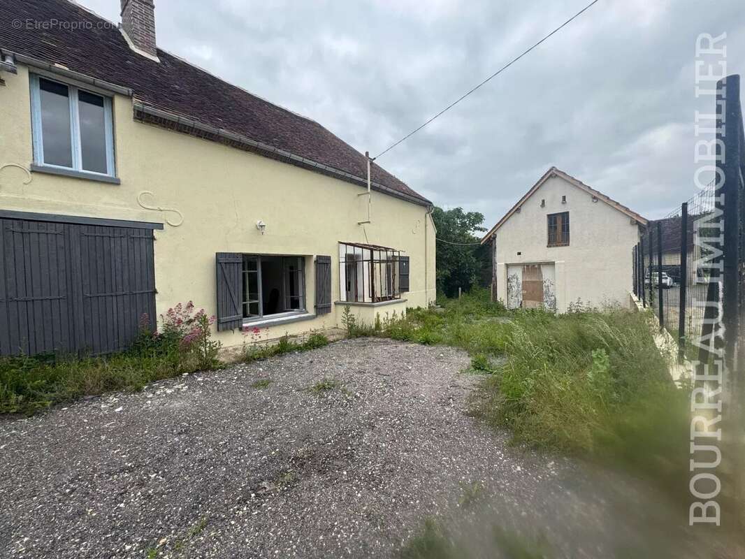 Appartement à LA CELLE-SAINT-CYR