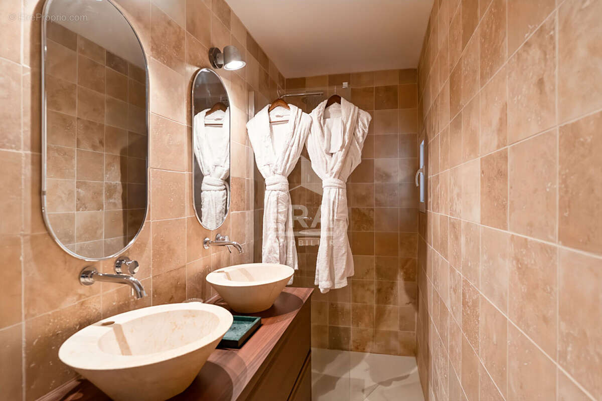 Maison à SIMIANE-COLLONGUE