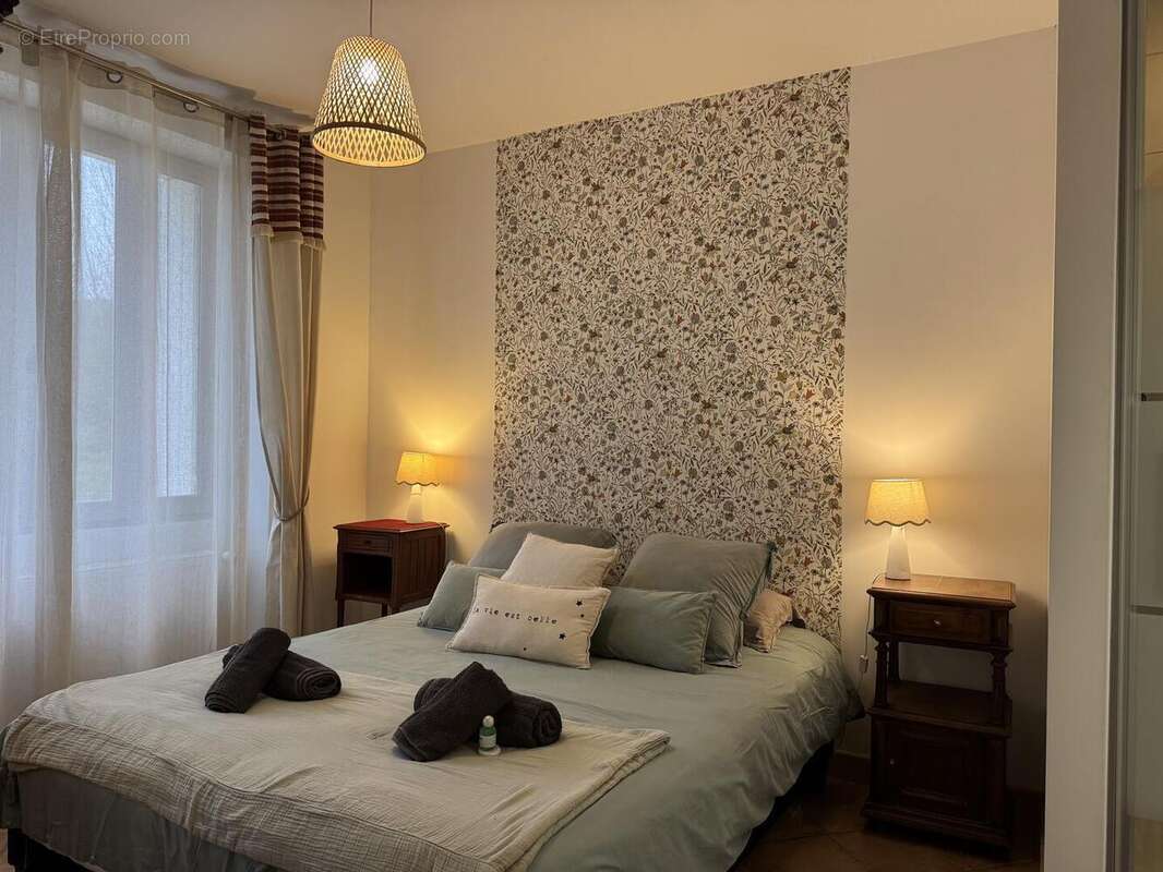 Chambre appartement Rez de jardin - Maison à BEYNAC-ET-CAZENAC