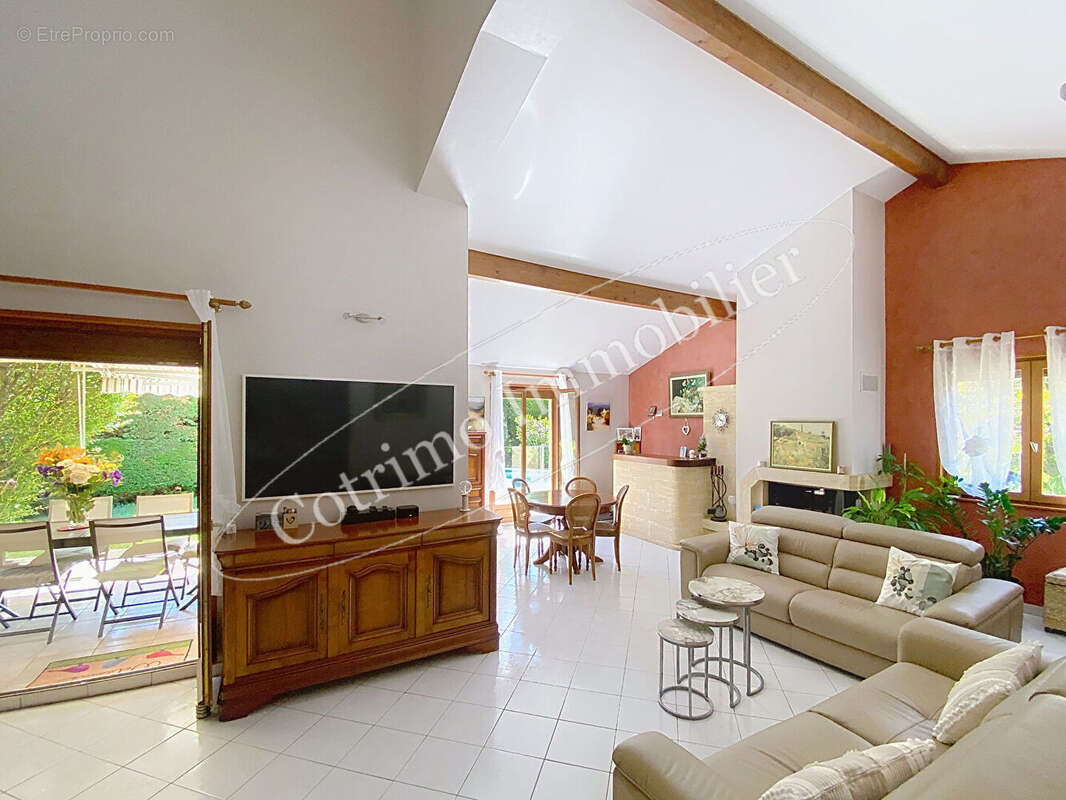 Genas maison 143m² +garage Dble+piscine+ Terrrain 857m² - photo 3