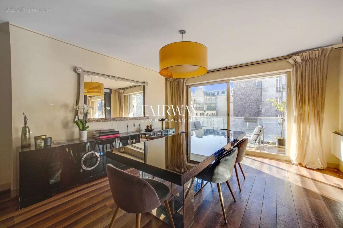 Appartement à PARIS-16E