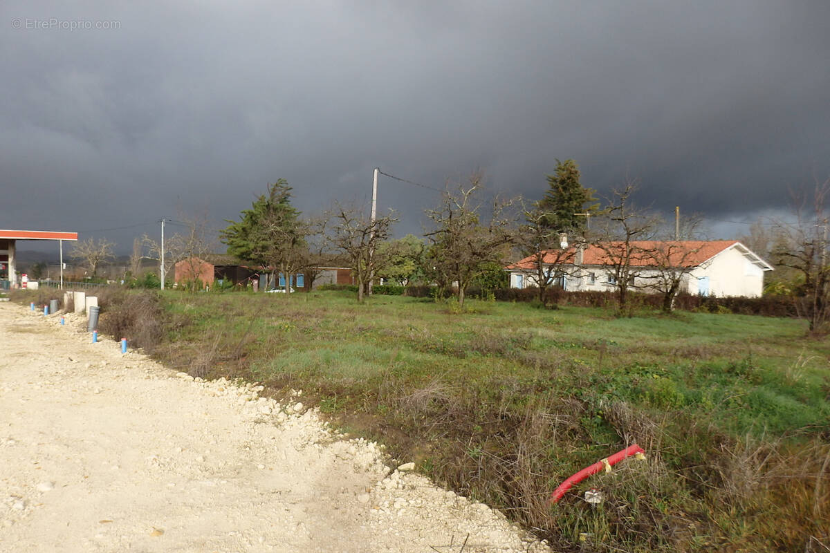 Terrain à LEVIGNAC-DE-GUYENNE