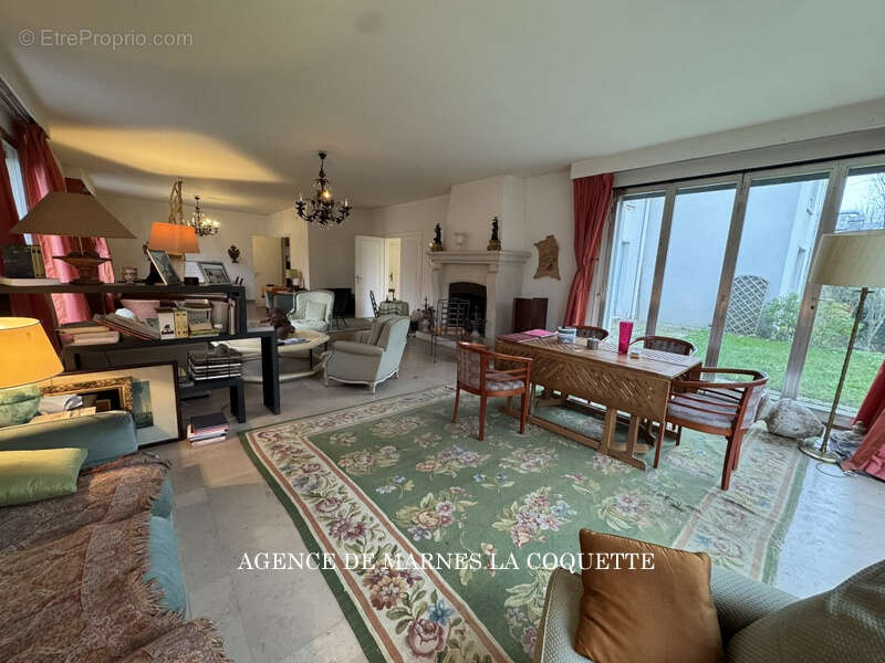 Appartement à MARNES-LA-COQUETTE