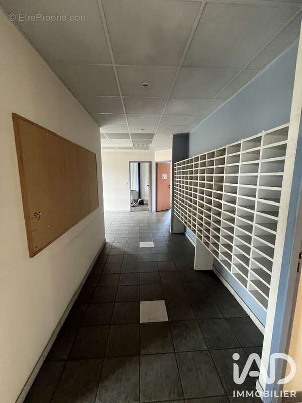 Commerce 2200 m² à Bourg-En-Bresse  - photo 5