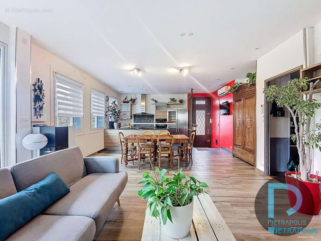 PIECE A VIVRE 48 M² climatisée et poele à granules - Maison à REPLONGES