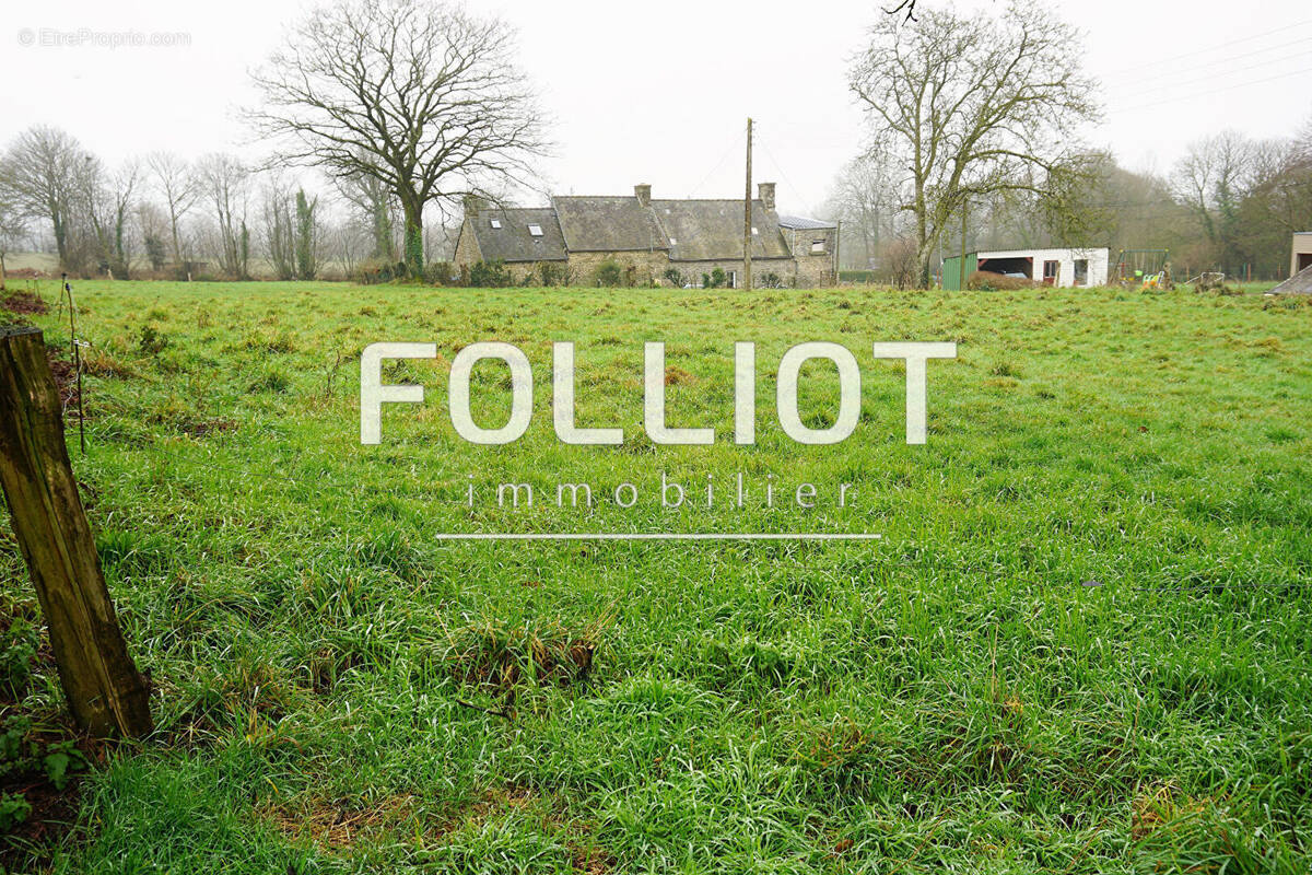 Terrain à SAINT-ETIENNE-EN-COGLES