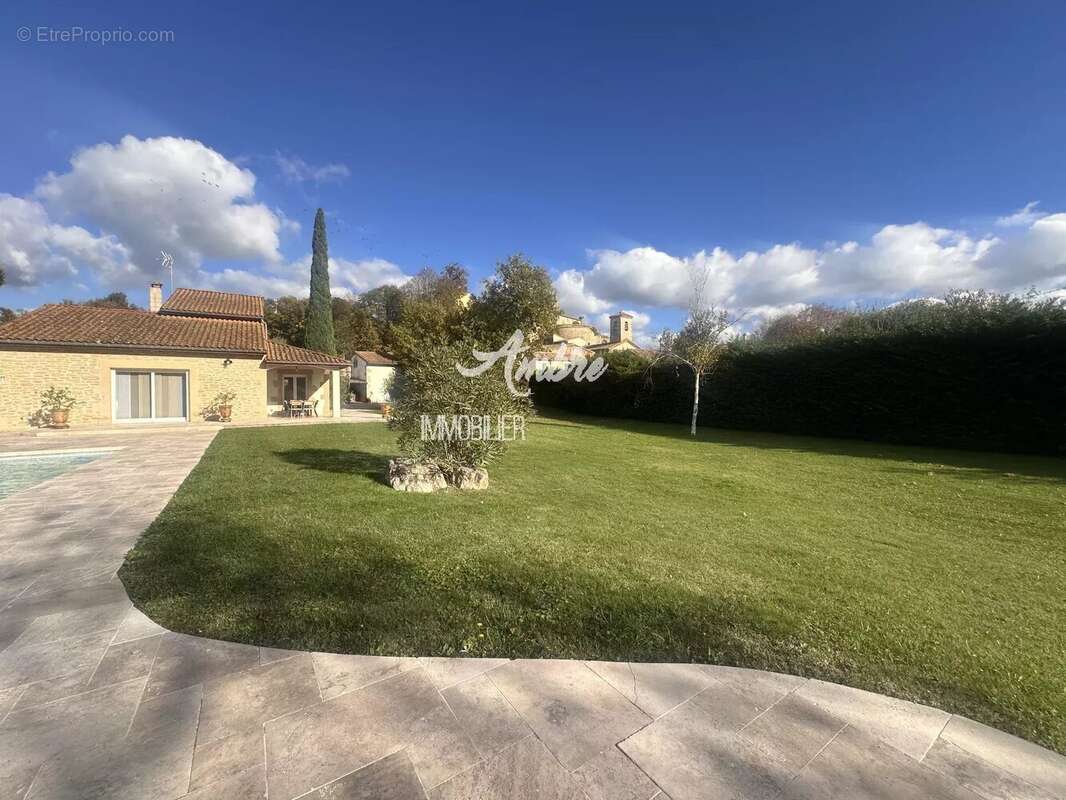 Maison à MONTELEGER