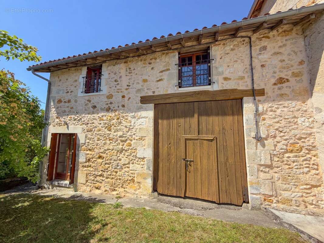 Maison à SAINT-FRONT-LA-RIVIERE