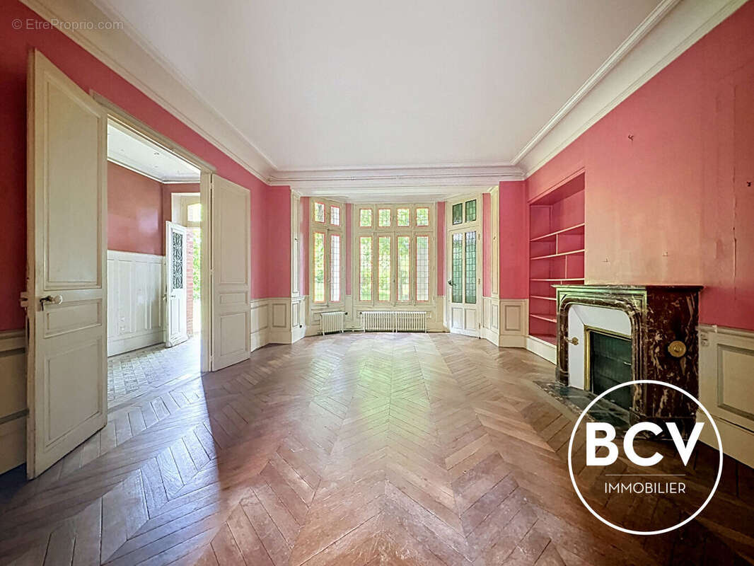 Maison de caractère et dépendances d'environ 320 m² - photo 5