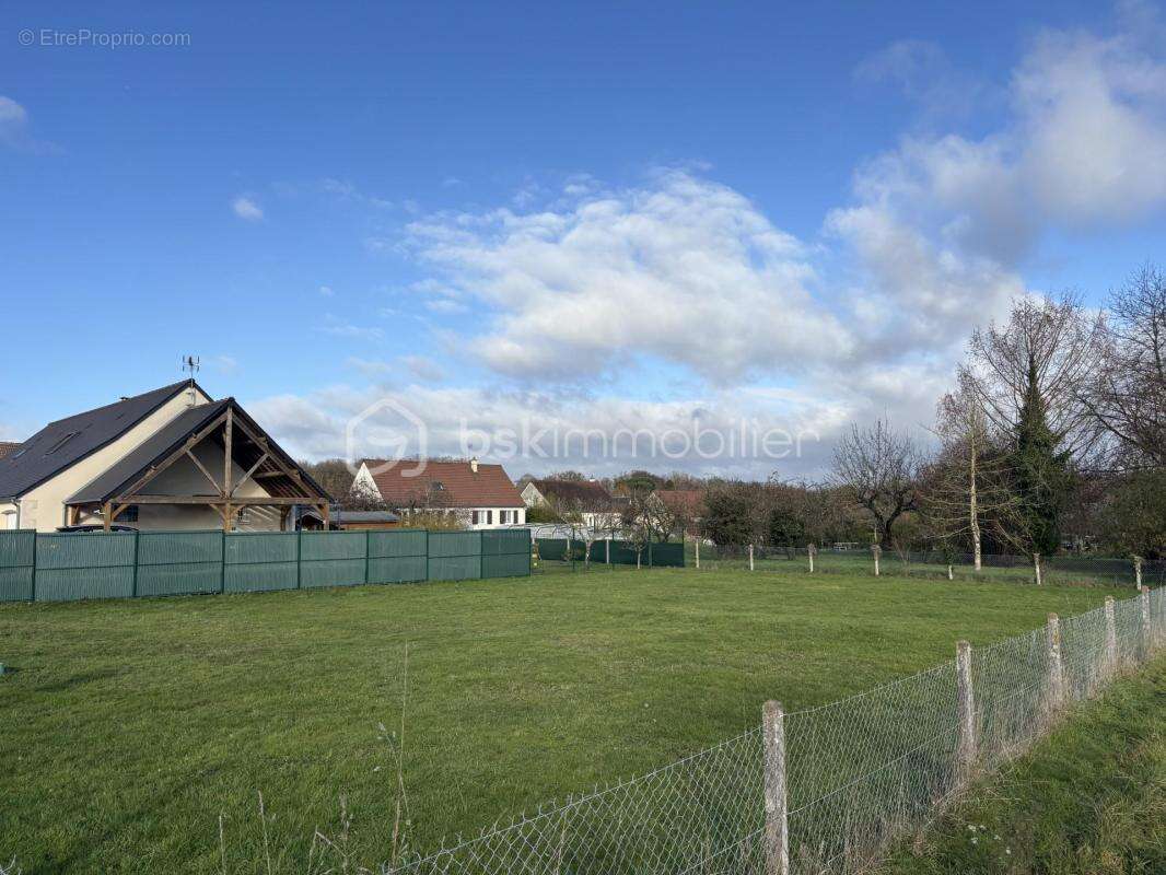 Terrain plat divisible de 838 m² à Monnaie - photo 2