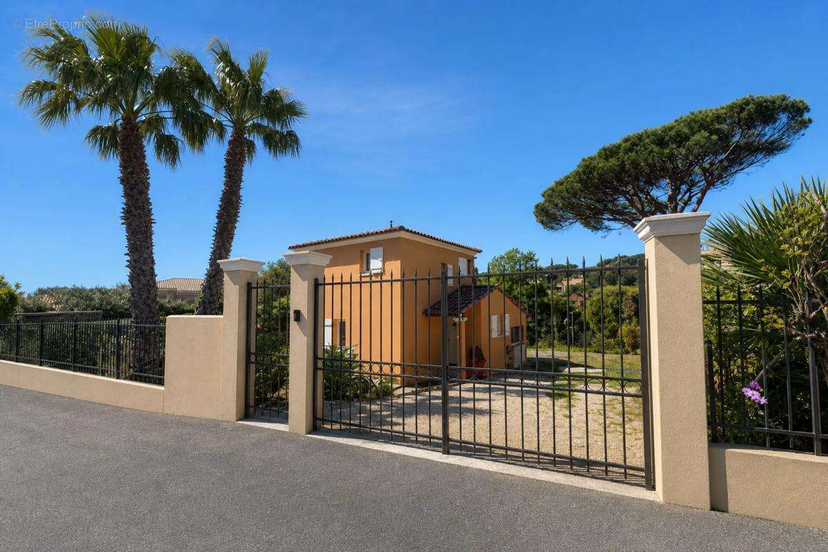 Maison à ROQUEBRUNE-SUR-ARGENS