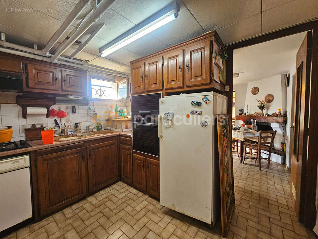 Maison  sur deux niveaux avec garages et jardin. - photo 11