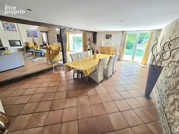 Magnifique maison en pierres renovee de 379 m2 avec 4 chambres, piscine sur un terrain de 1,8 hectares !!! - photo 13