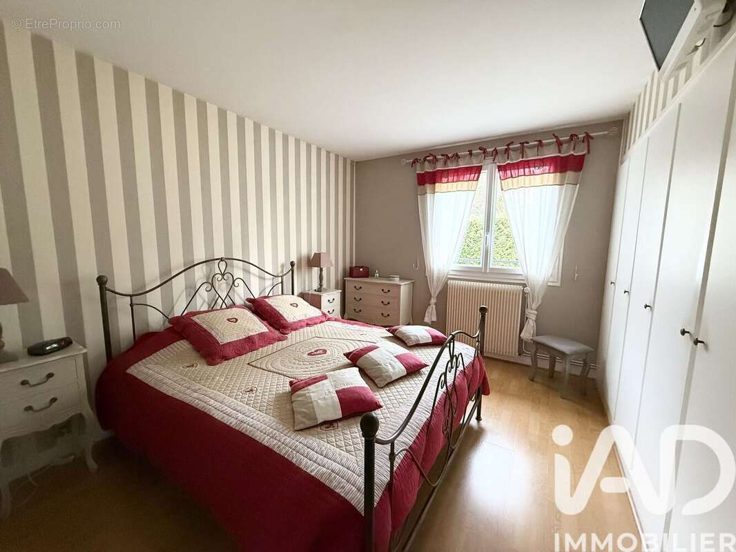 Maison 323 m² à Ville-Saint-Jacques  - photo 8