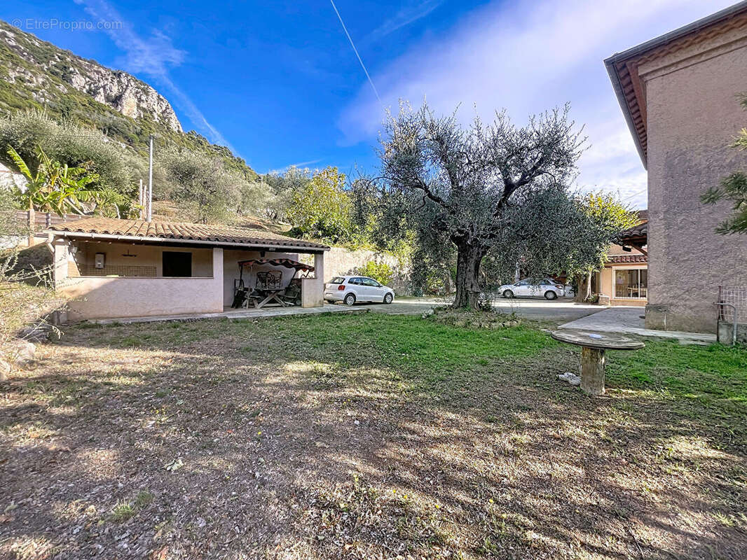 Maison à CASTAGNIERS