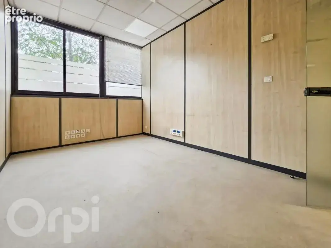 Local professionnel 134 m² + 2 stationnements - photo 2