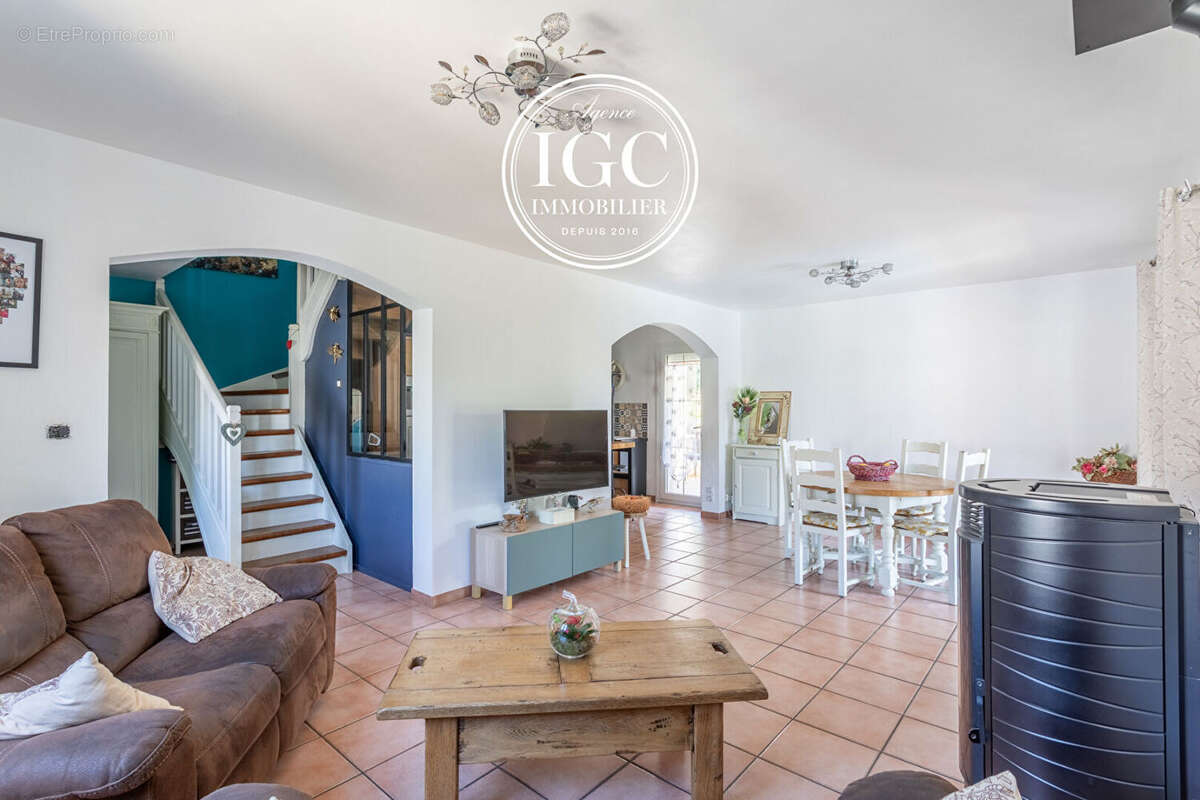 Maison t4 - 113 m² - piscine - garage - mont d'or - hopital nord - 458 m² terrain - photo 4