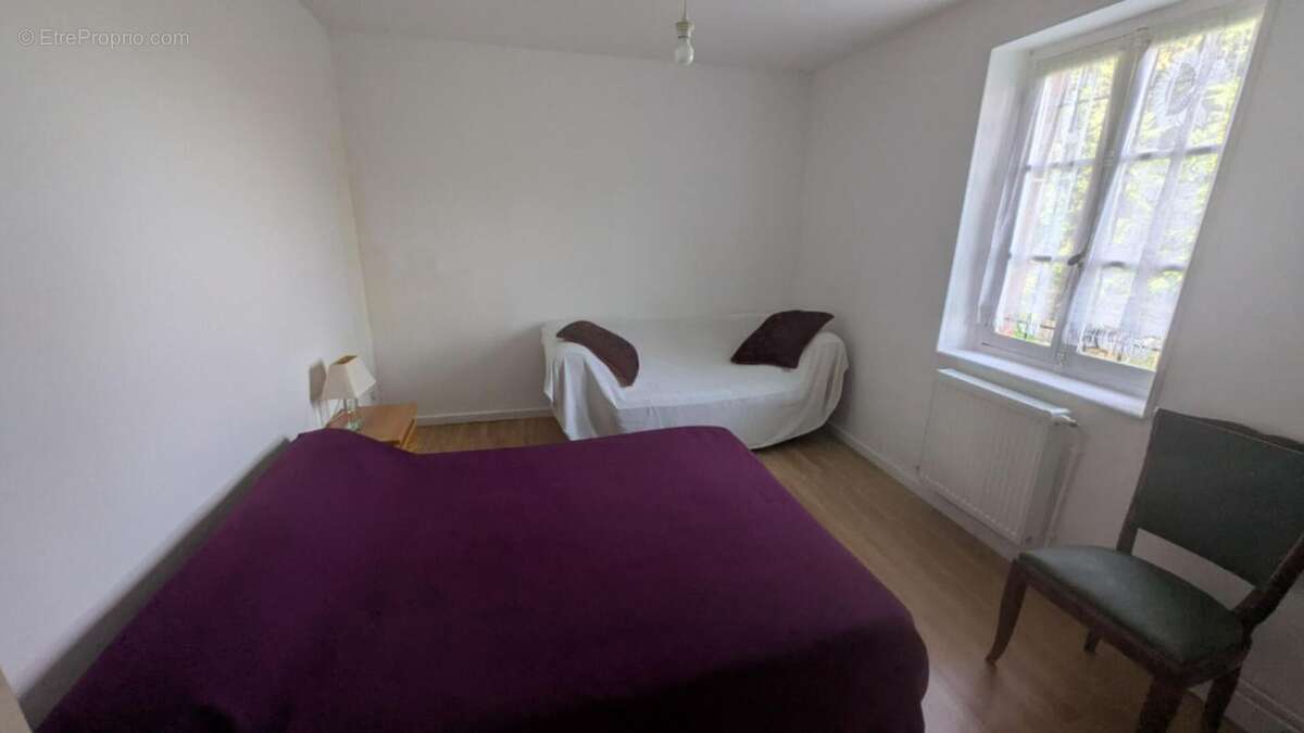 Maison de campagne avec toit récent et dépendances - photo 6