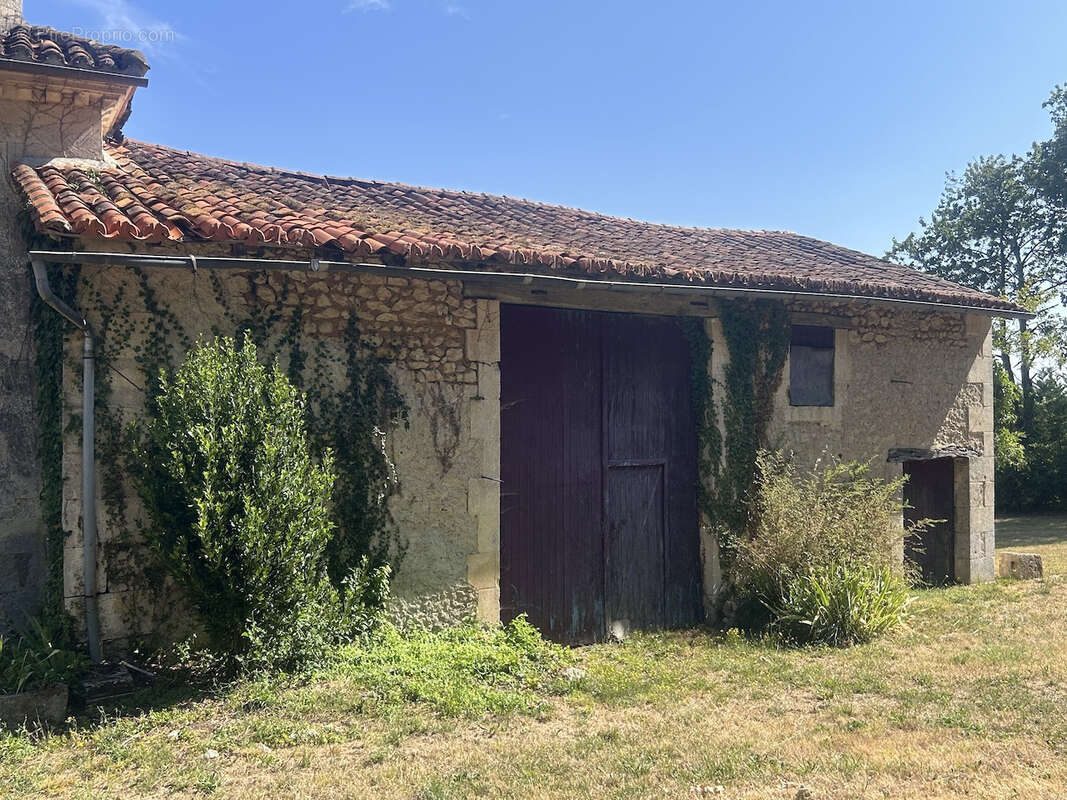 Maison en pierre à rénover dans un cadre magnifique sur terrain de 3400m2 - photo 15