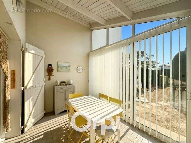 A vendre à JARD-SUR-MER - Maison avec jardin, garage et piscine à deux pas de l'océan - photo 5