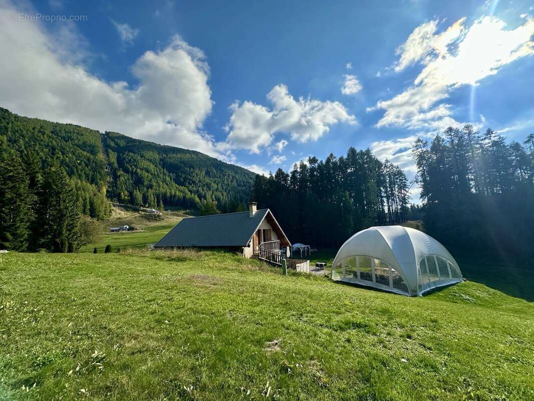 Commerce à SAINT-LEGER-LES-MELEZES