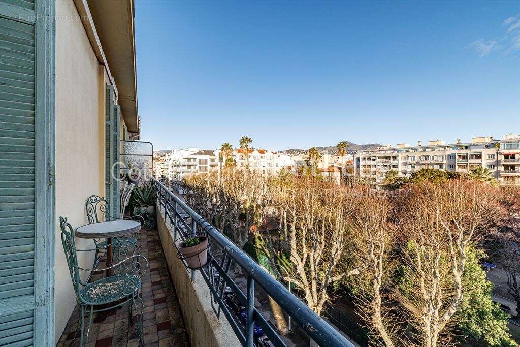 Nice Port, appartement de 90 m² en avant-dernier étage avec balcon et vue dégagée - photo 7