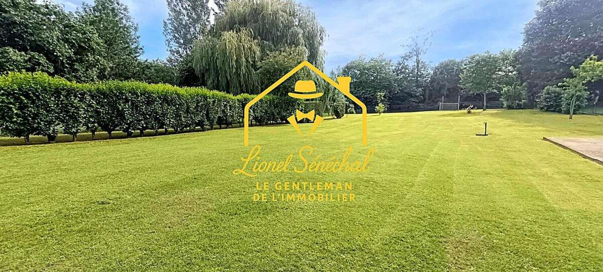 Terrain de loisirs de plus de 1 200 m2 avec un préau sur une dalle en dur, un abri de jardin et un accès direct à la rivière - photo 8