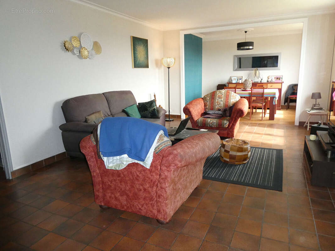 Maison de plain pied avec garage et terrain clos. - photo 6