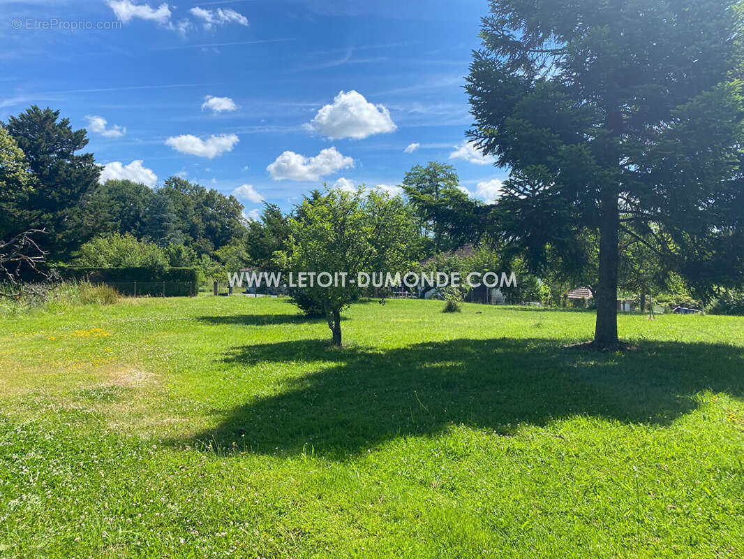 Terrain à COULOUNIEIX-CHAMIERS