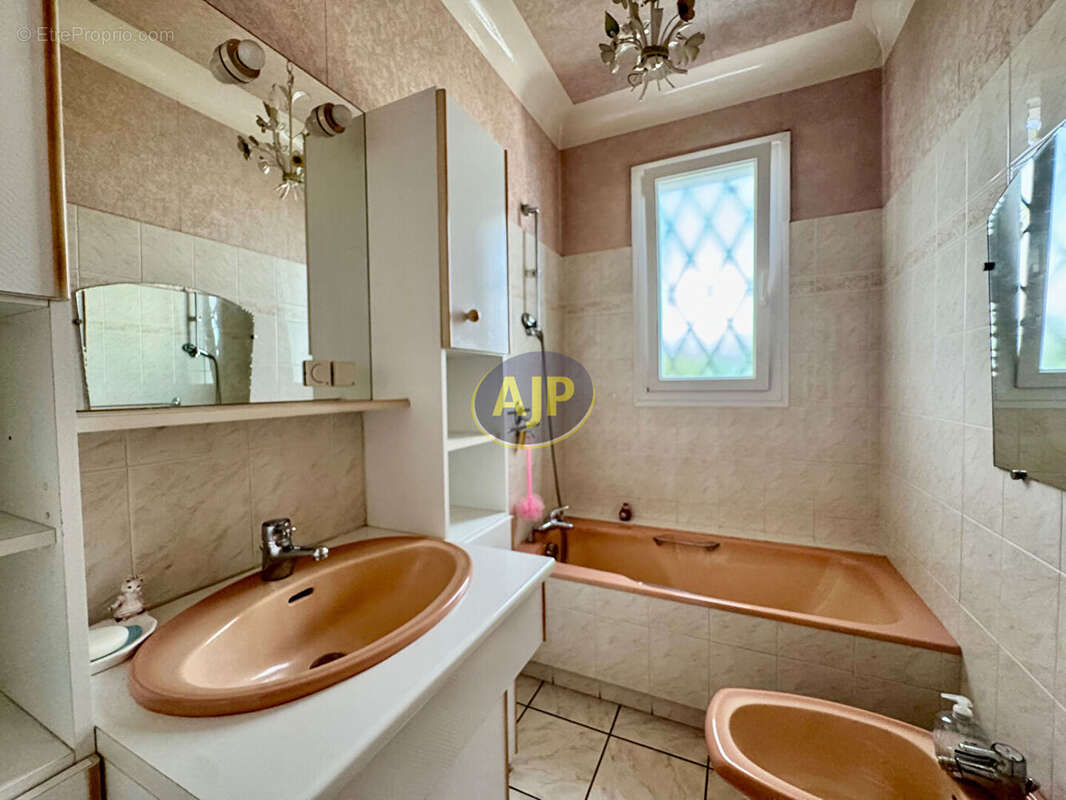 Maison individuelle de plain-pied avec jardin paysagé et beau potentiel - photo 16