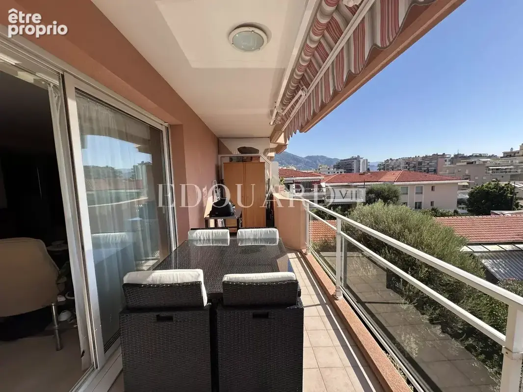 Dans immeuble de standing avec piscine, en exclusivité trois pièces avec vaste terrasse et garage - photo 7