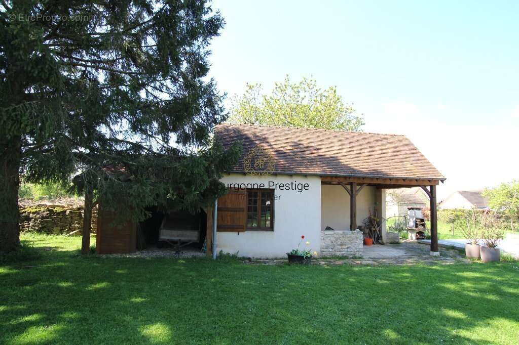 Maison familiale de 151 m² sur sous-sol avec piscine et parc clos de 3 051 m² - photo 2