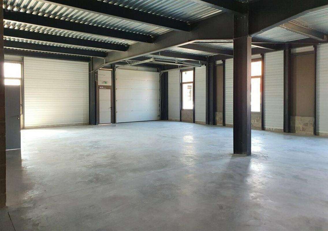 Commerce 1971 m² à Tremblay-En-France  - photo 9
