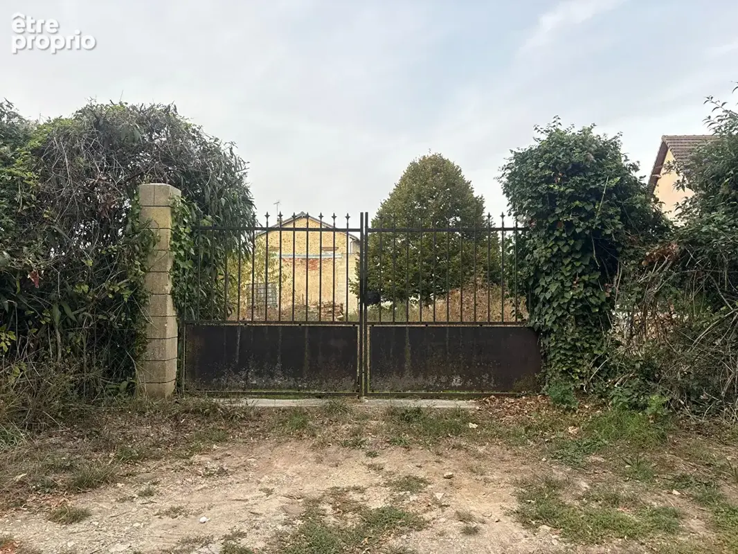 Photo Terrain à Thiers-Sur-Theve au prix de 115 000€
