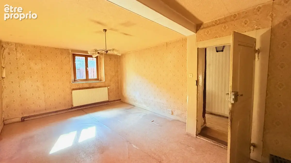 Maison de village à rénover avec cour, dépendance, garage et un beau potentiel au calme - photo 10