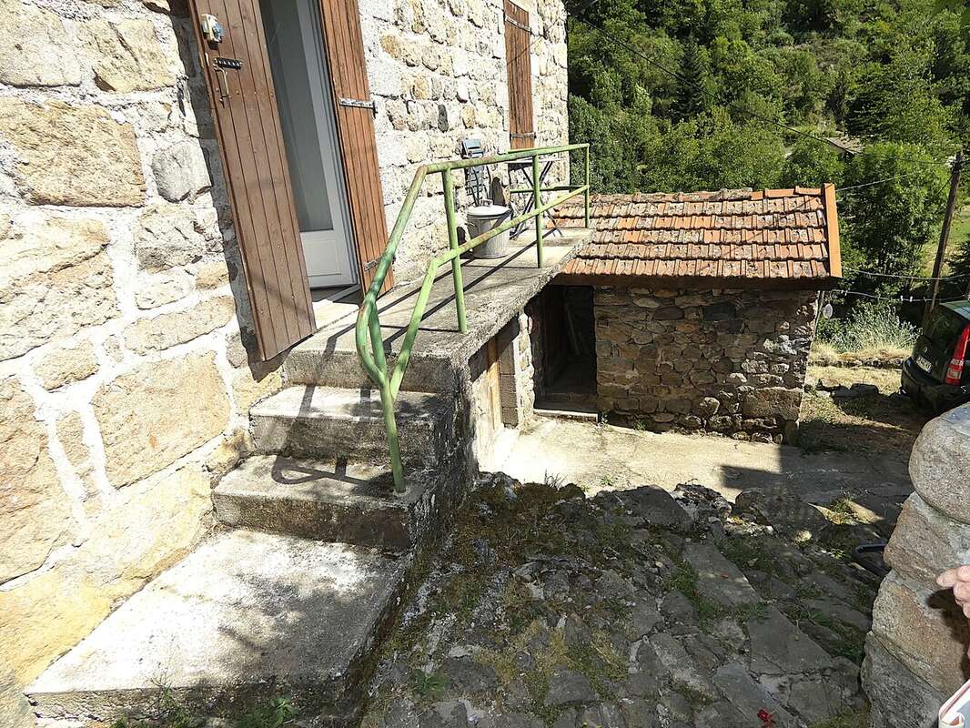 Maison en pierre avec dépendances d'environ 215 m² DORNAS (07) - photo 6